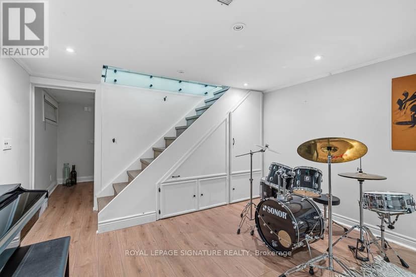 11 Yewfield Crescent — photo 24 of 36