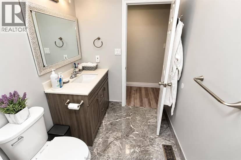 1035 Treverton Crescent — photo 10 of 27