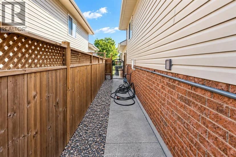 1035 Treverton Crescent — photo 20 of 27