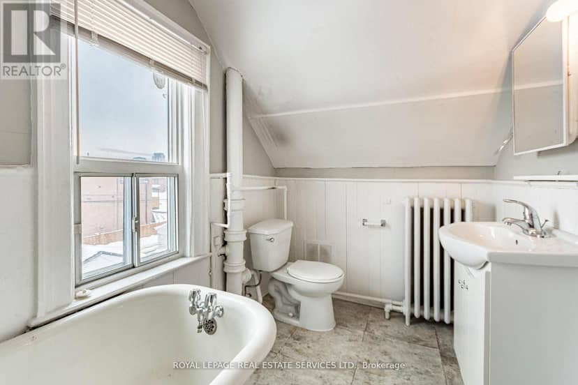 1160 Dufferin Street — photo 13 of 25