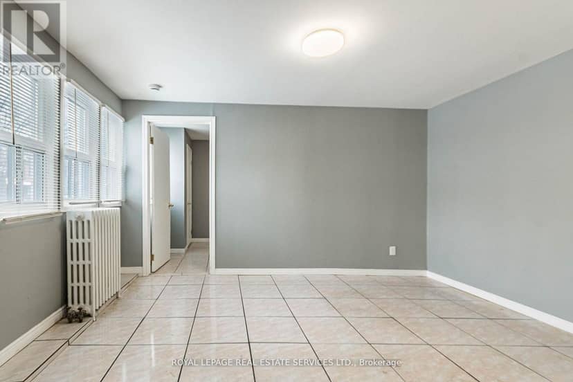 1160 Dufferin Street — photo 17 of 25