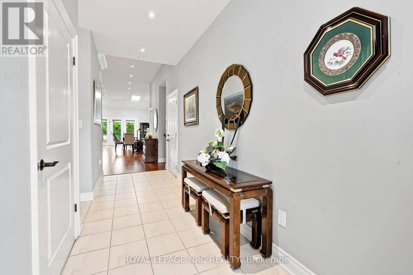 19 Stoneridge Crescent — photo 5 of 40