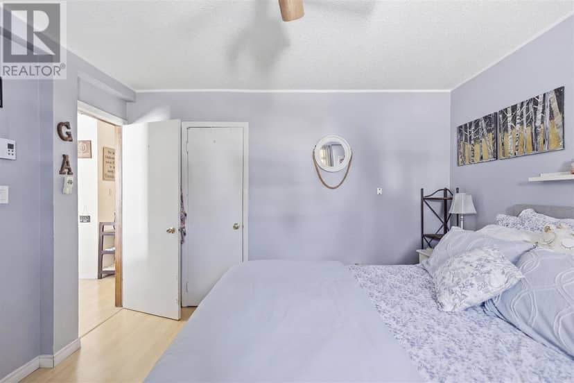 689 Wellington ST — photo 12 of 33