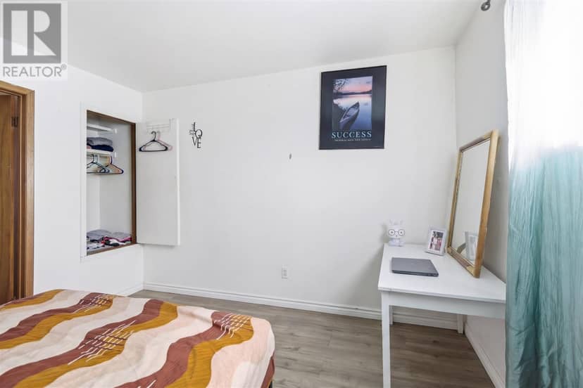 689 Wellington ST — photo 29 of 33
