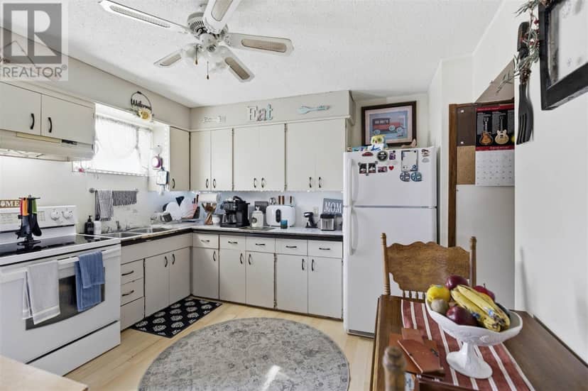 689 Wellington ST — photo 7 of 33