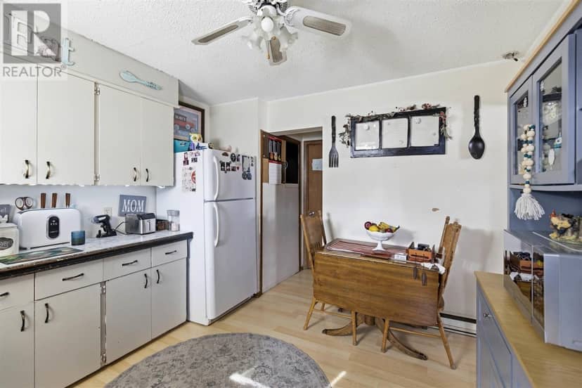 689 Wellington ST — photo 8 of 33