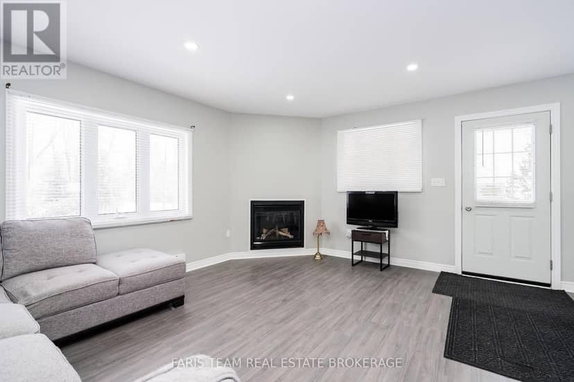 3554 John Street — photo 13 of 33
