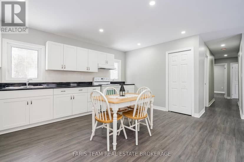 3554 John Street — photo 7 of 33