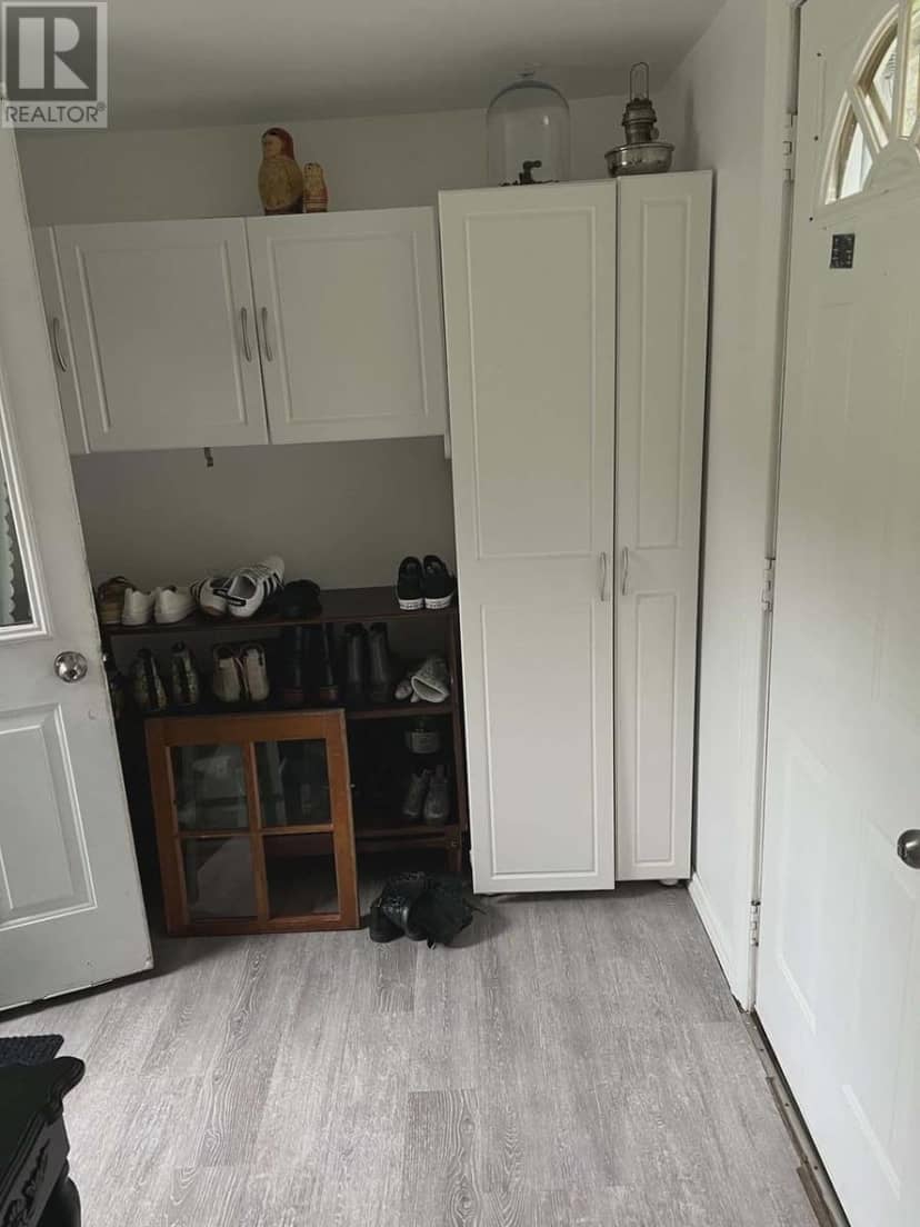271 Spruce ST — photo 4 of 8