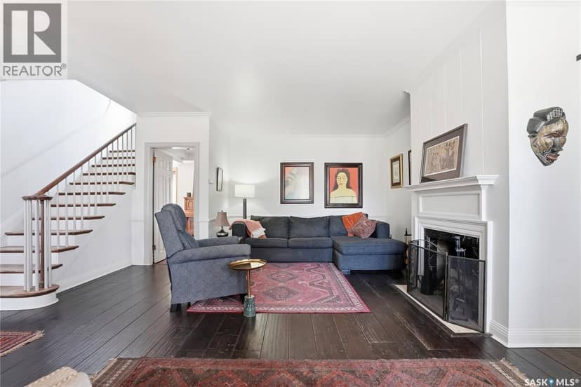 208 Saskatchewan CRESCENT W — photo 11 of 40