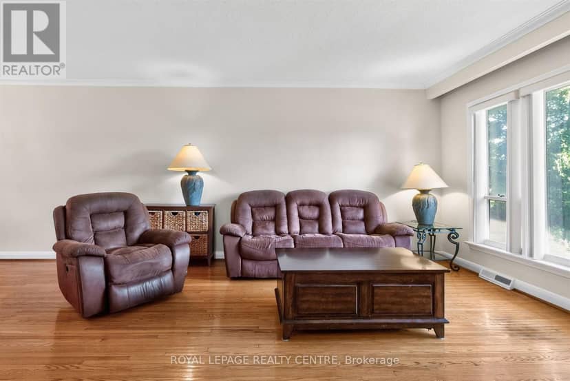 22 Euphrasia Drive, Toronto, photo 7
