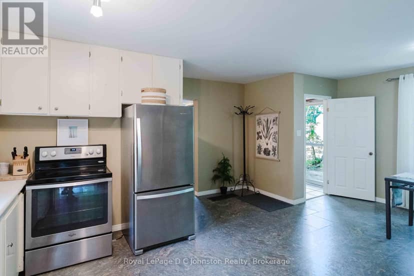 561 Wellington Street — photo 5 of 24