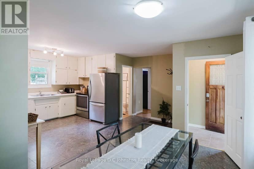 561 Wellington Street — photo 6 of 24