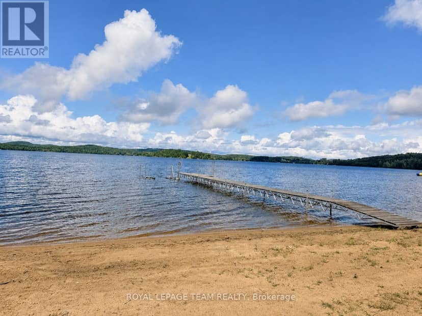 42153 Combermere Road, Madawaska Valley, photo 2