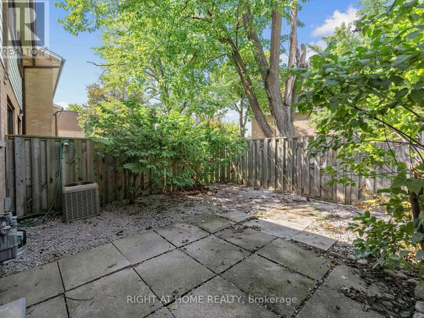 10 - 10 Fleetwood Crescent — photo 29 of 33
