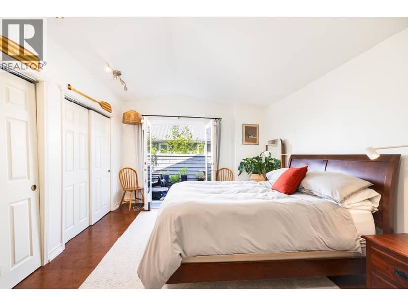 303 1528 BOWSER AVENUE, North Vancouver, photo 2