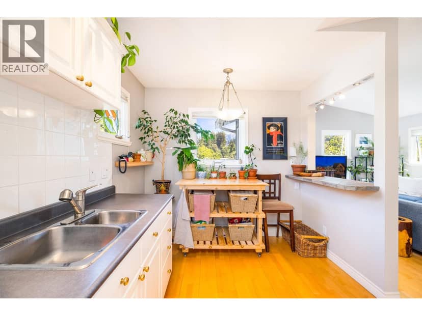 303 1528 BOWSER AVENUE, North Vancouver, photo 5