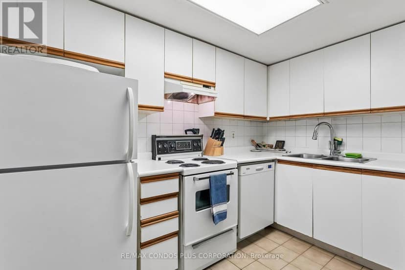 204 - 15 Maitland Place — photo 9 of 24