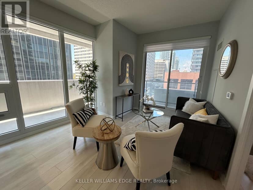 809 - 2221 Yonge Street — photo 10 of 28
