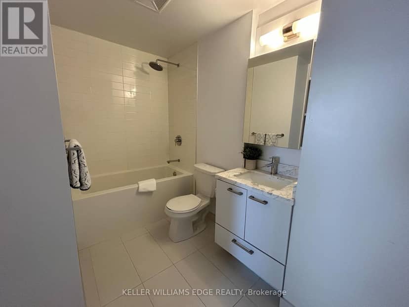 809 - 2221 Yonge Street — photo 11 of 28