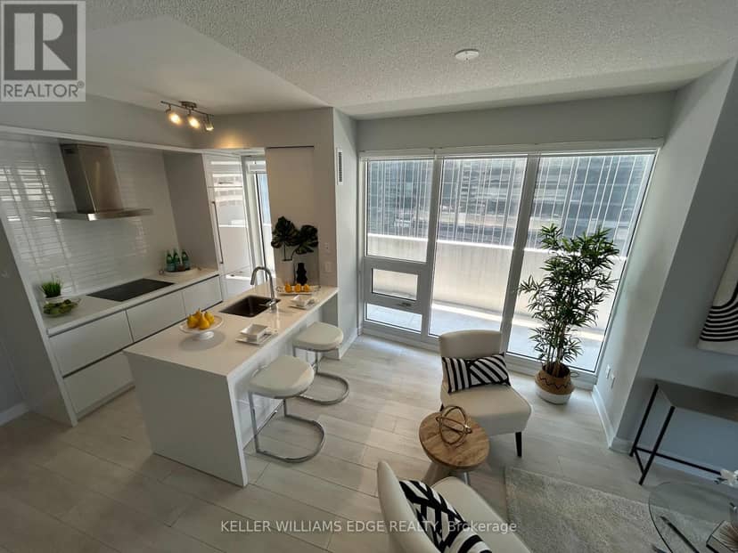 809 - 2221 Yonge Street — photo 2 of 28