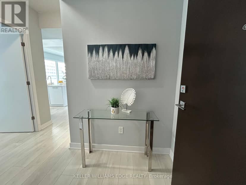 809 - 2221 Yonge Street — photo 4 of 28