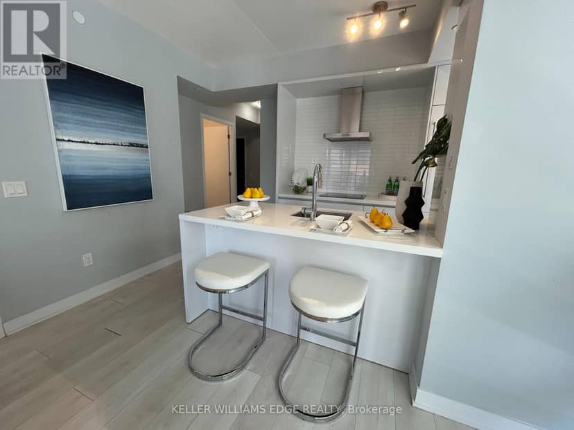 809 - 2221 Yonge Street — photo 9 of 28