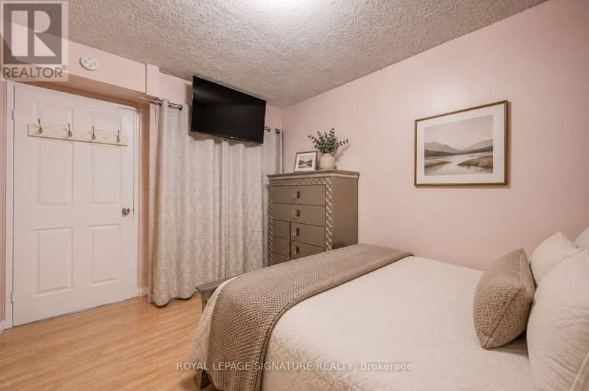 413 - 4060 Lawrence Avenue E — photo 8 of 40