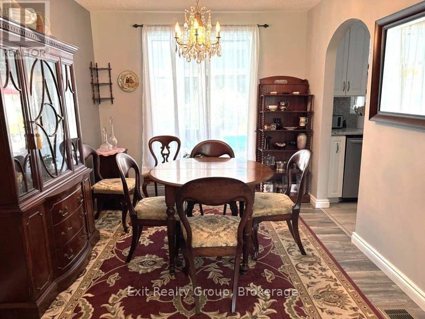 29 Chatterton Valley Crescent — photo 14 of 40