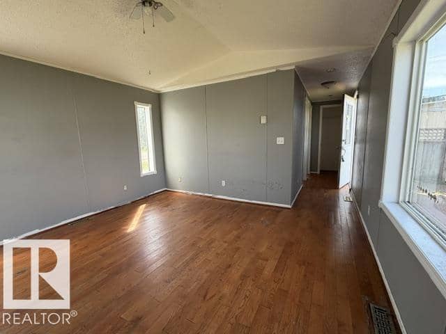 4801 50 ST — photo 13 of 23