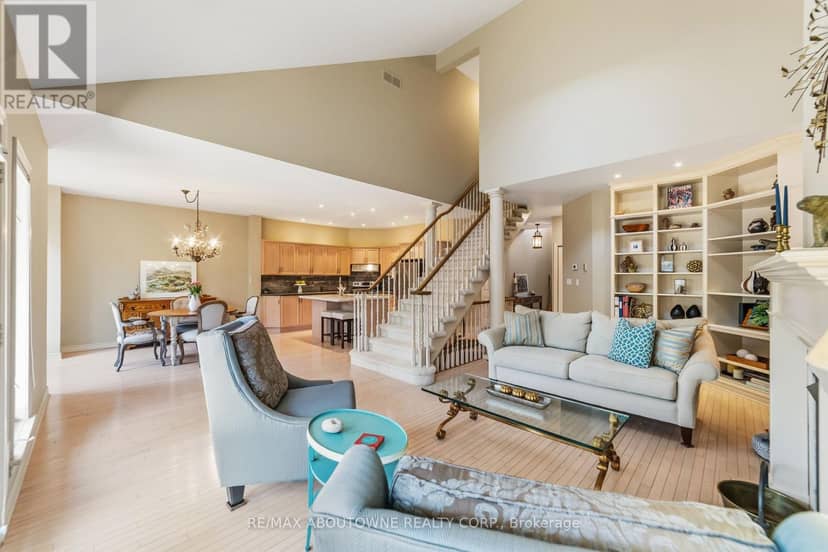 12 - 575 Simcoe Street — photo 4 of 36