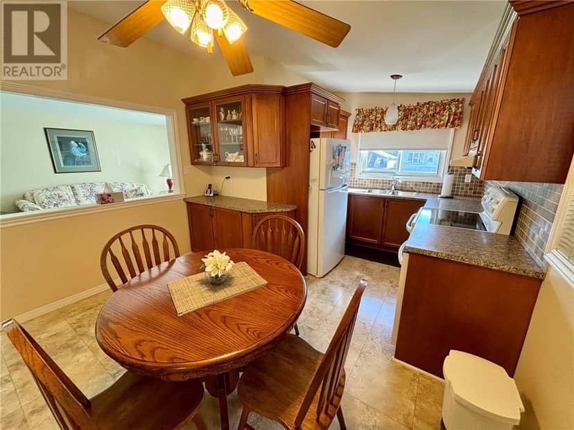 645 Churchill Avenue — photo 4 of 18
