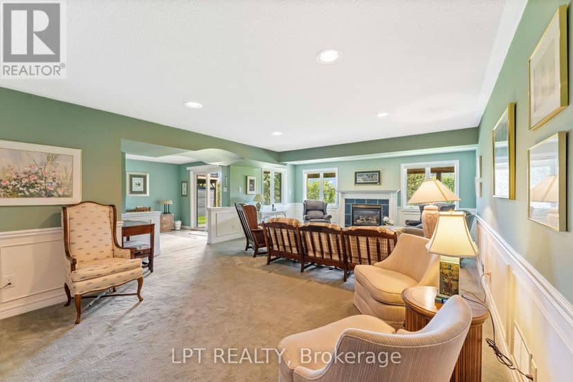 219 Waterbury Crescent — photo 34 of 40