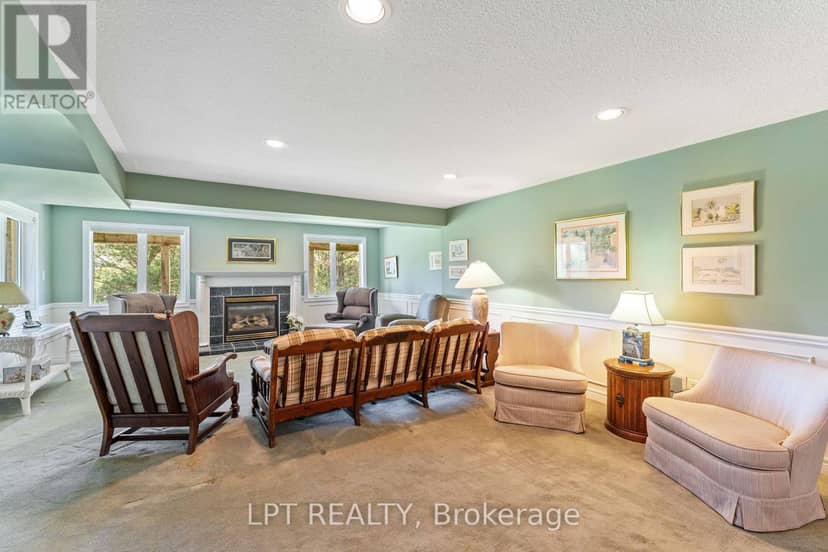 219 Waterbury Crescent — photo 35 of 40
