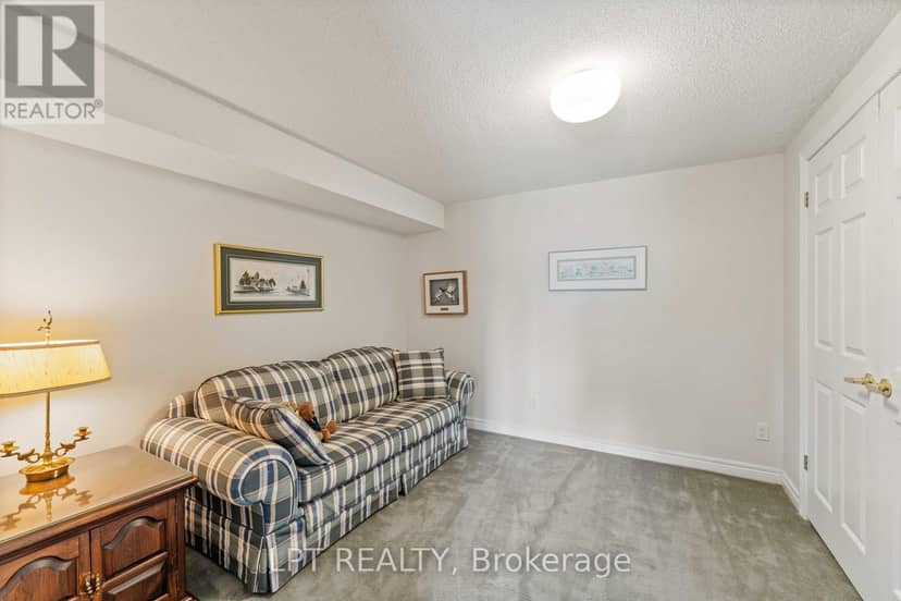 219 Waterbury Crescent — photo 37 of 40