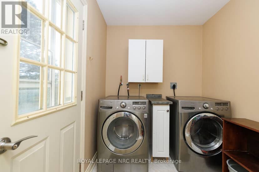 21 Elmvale Crescent — photo 10 of 23