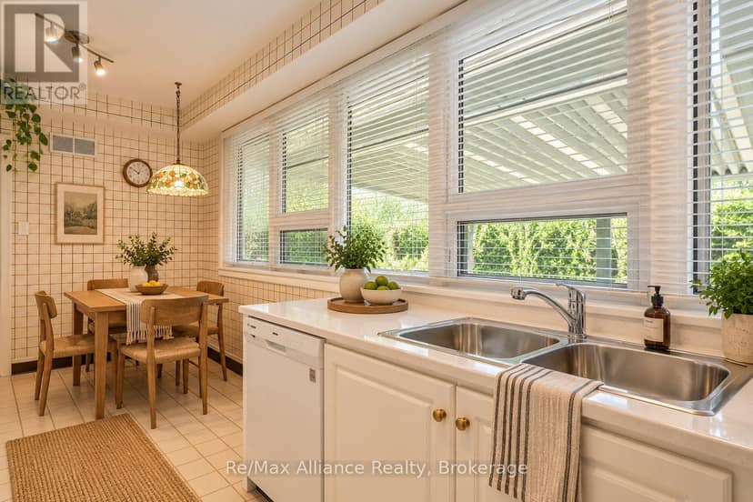 410 The Kingsway — photo 19 of 40
