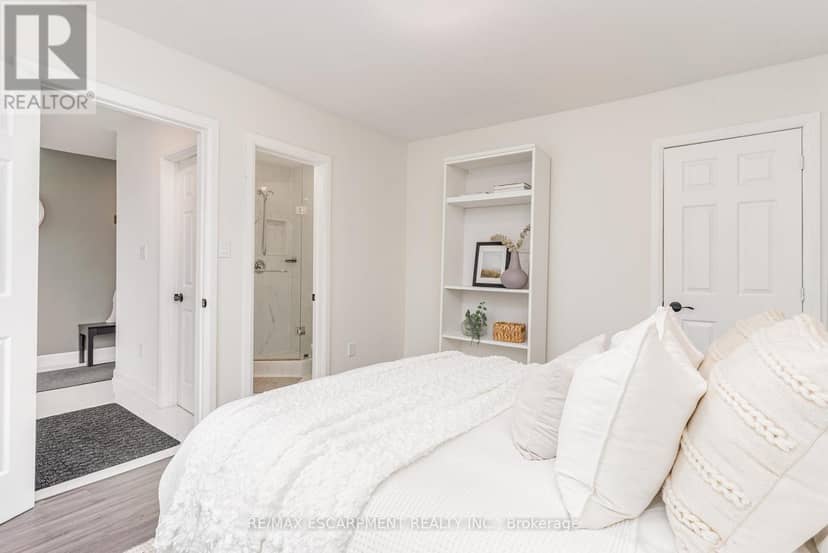 4 Robins Avenue — photo 11 of 26