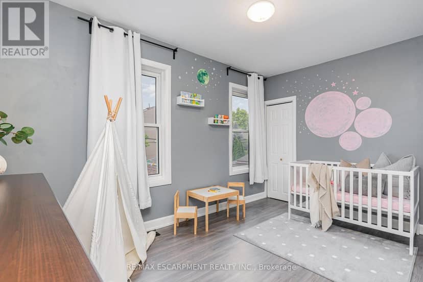 4 Robins Avenue — photo 17 of 26