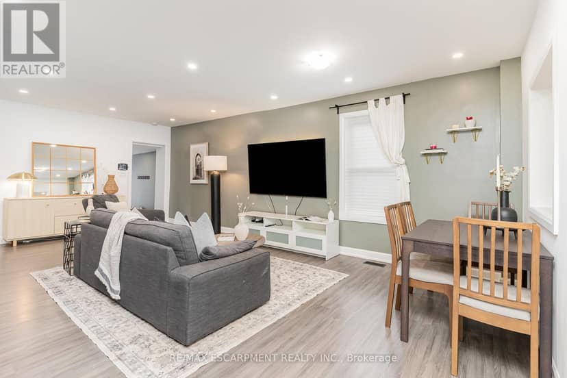 4 Robins Avenue — photo 2 of 26