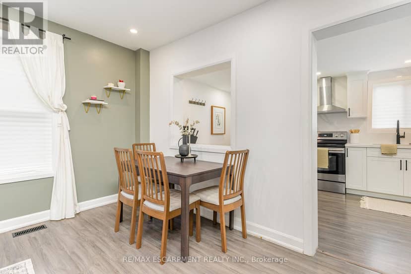 4 Robins Avenue — photo 4 of 26