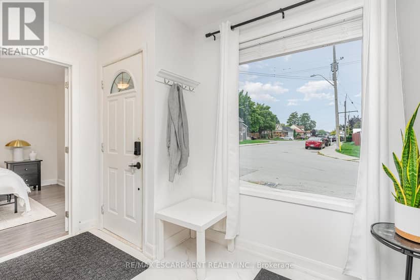 4 Robins Avenue — photo 9 of 26