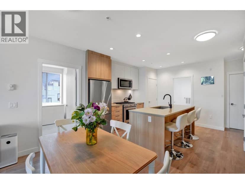 311 707 COMO LAKE AVENUE, Coquitlam