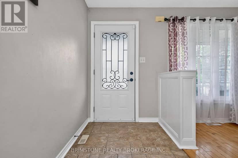 24 Stoneybrook Crescent — photo 2 of 40