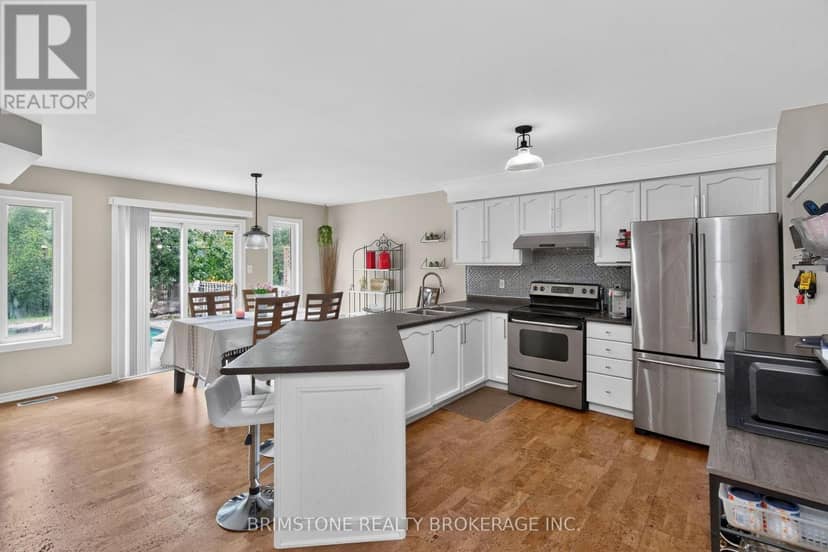 24 Stoneybrook Crescent — photo 5 of 40