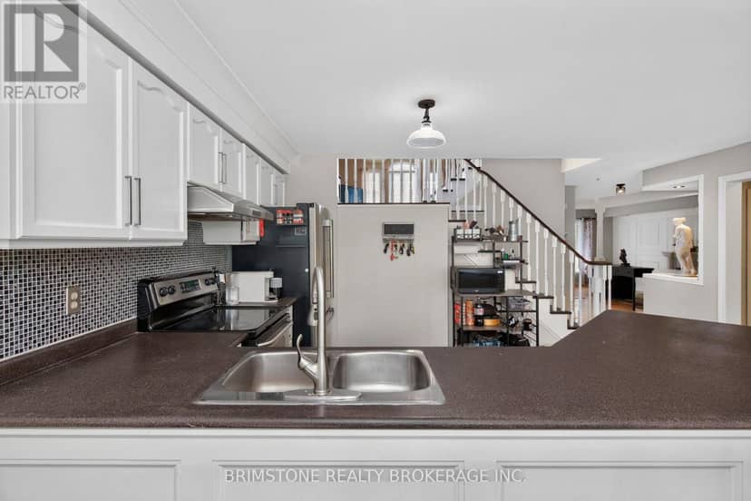24 Stoneybrook Crescent — photo 8 of 40