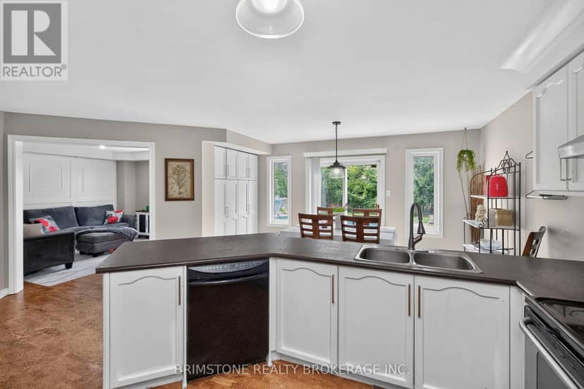 24 Stoneybrook Crescent — photo 9 of 40