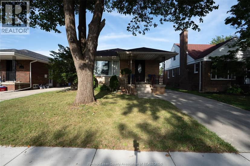 2250 Woodlawn AVENUE — photo 1 of 24