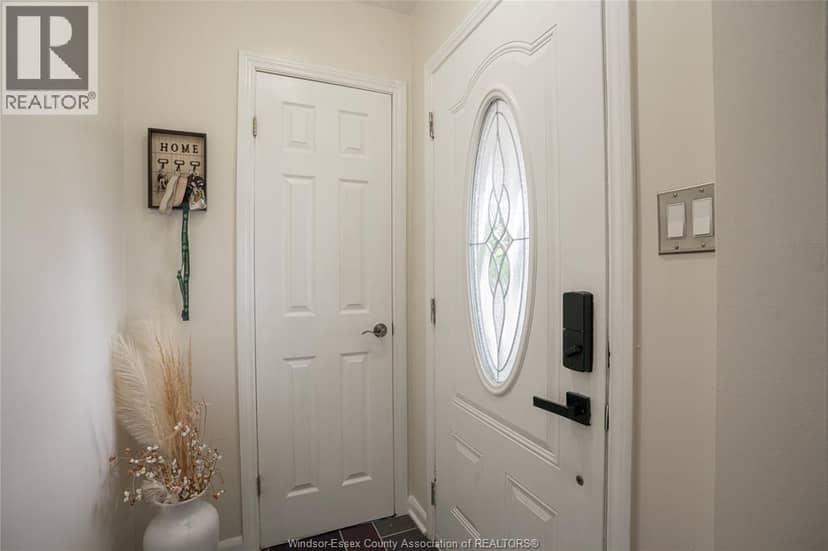 2250 Woodlawn AVENUE — photo 4 of 24