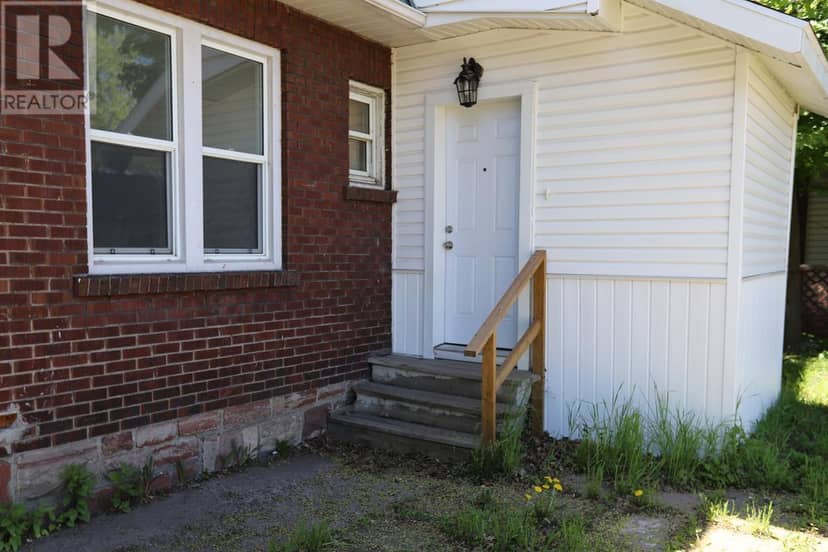 344 Wellington ST — photo 10 of 40